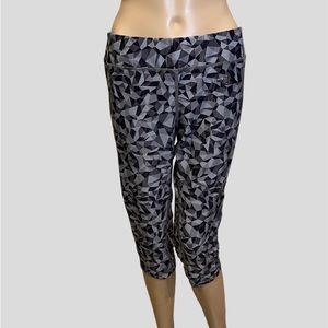 The North Face Geometric Print Black and Gray Capri Leggings Size Large VGC